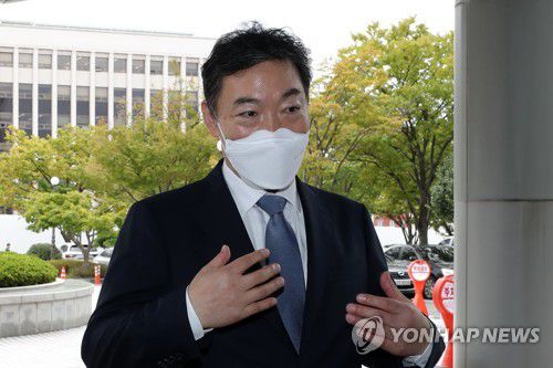 질문에 답변하는 김오수 검찰총장(광주=연합뉴스) 정회성 기자 = 김오수 검찰총장이 29일 오전 광주 동구 지산동 광주고등·지방검찰청사에 들어서며 기자들 질문에 답하고 있다. 김 청장은 지방검찰청 순회 차원에서 이날 광주를 방문했다. 2021.9.29 hs@yna.co.kr