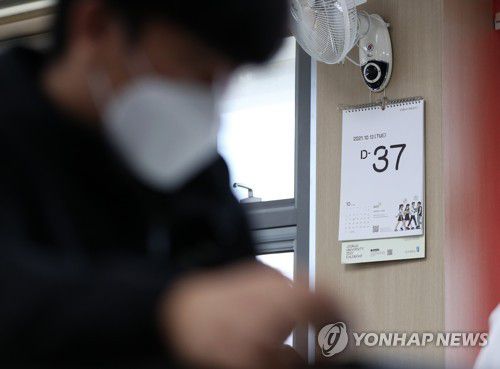 '수능 D-37'(춘천=연합뉴스) 양지웅 기자 = 수능 전 마지막 전국연합학력평가가 실시되는 12일 오전 강원 춘천시 성수고등학교에서 시험을 치르는 3학년 학생들 너머 수능 디데이 달력이 걸려 있다. 2021.10.12 yangdoo@yna.co.kr