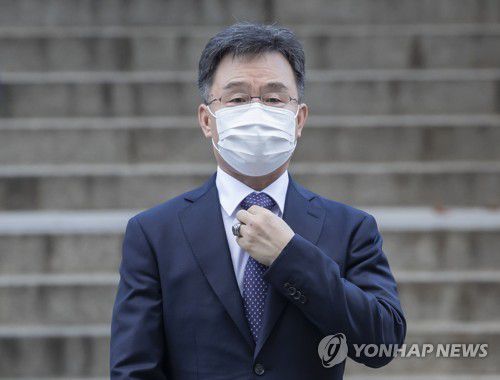 김만배, 영장심사 출석(서울=연합뉴스) 임화영 기자 = 대장동 개발 로비·특혜 의혹의 핵심 인물인 화천대유자산관리(화천대유) 대주주 김만배 씨가 14일 오전 서울 서초구 서울중앙지법에서 영장실질심사를 받기 위해 출석하고 있다. 2021.10.14 [공동취재] hwayoung7@yna.co.kr