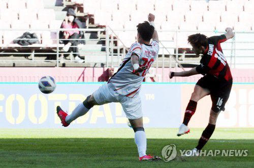 이승모 '힘차게 슛'(전주=연합뉴스) 정경재 기자 = 17일 전주월드컵경기장에서 열린 포항 스틸러스와 나고야 그램퍼스(일본)의 AFC 챔피언스리그 8강전. 포항 이승모가 추가 골을 넣고 있다. 2021.10.17 jaya@yna.co.kr