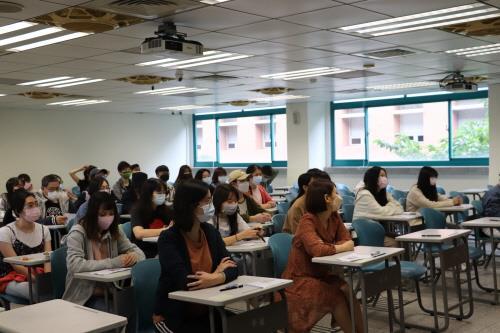 시험 감독관의 설명을 듣는 수험생[촬영 김철문]