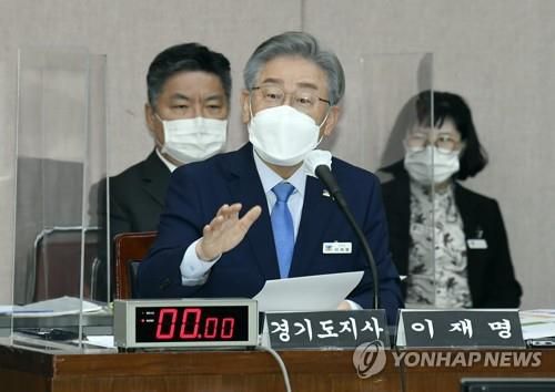 답변하는 이재명 경기도지사 (수원=연합뉴스) 더불어민주당 대선 후보인 이재명 경기도지사가 18일 경기도 수원시 경기도청에서 열린 국회 행정안전위원회의 경기도에 대한 국정감사에서 의원 질의에 답하고 있다. 2021.10.18 [국회사진기자단]     jeong@yna.co.kr