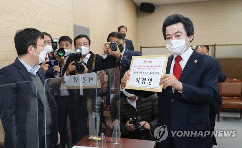 대통령선거 예비후보자 등록하는 국가혁명당 허경영 명예대표(과천=연합뉴스) 하사헌 기자 = 허경영 국가혁명당 명예대표가 18일 오전 과천 중앙선관위에서 제20대 대통령선거 예비후보자 등록을 하고 있다. 2021.10.18 toadboy@yna.co.kr