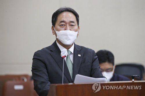 업무보고 하는  김태현 예금보험공사 사장(서울=연합뉴스) 안정원 기자 = 김태현 예금보험공사 사장이 18일 서울 여의도 국회에서 열린 정무위원회의 예금보험공사 등에 대한 국정감사에서 업무보고를 하고 있다. 2021.10.18 [국회사진기자단] jeong@yna.co.kr