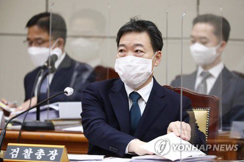 답변하는 김오수 검찰총장(서울=연합뉴스) 김오수 검찰총장이 18일 서울 서초구 대검찰청에서 열린 국회 법제사법위원회의 대검찰청에 대한 국정감사에서 의원들의 질의에 답하고 있다. 2021.10.18 [국회사진기자단] jeong@yna.co.kr