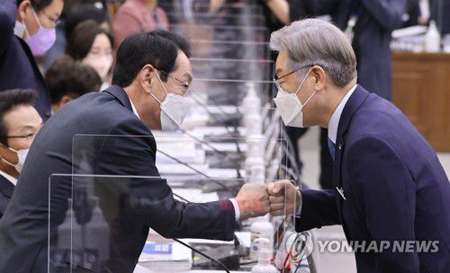 김도읍 의원과 주먹인사하는 이재명(수원=연합뉴스) 홍기원 기자 = 더불어민주당 대선 후보인 이재명 경기도지사가 18일 경기도 수원시 경기도청에서 열린 국회 행정안전위원회의 경기도에 대한 국정감사에서 국민의힘 김도읍 의원과 주먹인사하고 있다. 2021.10.18 [경기사진공동취재단] xanadu@yna.co.kr