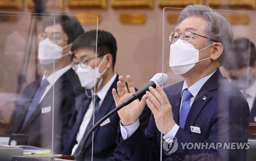 질의에 답변하는 이재명 경기지사(수원=연합뉴스) 홍기원 기자 = 더불어민주당 대선 후보인 이재명 경기도지사가 18일 경기도 수원시 경기도청에서 열린 국회 행정안전위원회의 경기도에 대한 국정감사에서 질의에 답변하고 있다. 2021.10.18 [경기사진공동취재단] xanadu@yna.co.kr
