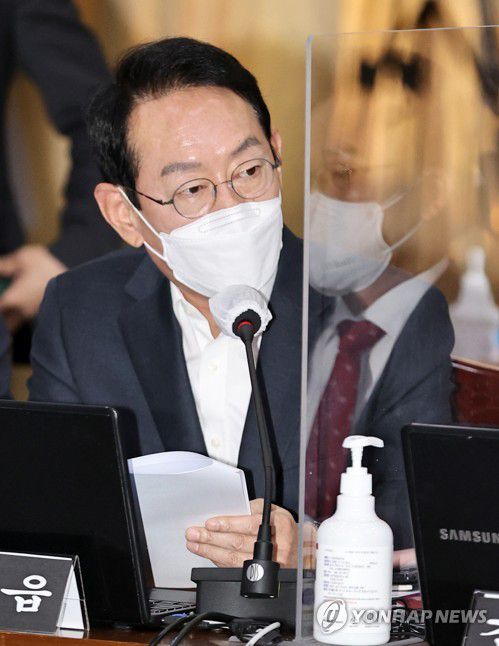 질의하는 김도읍(수원=연합뉴스) 홍기원 기자 = 18일 경기도 수원시 경기도청에서 열린 국회 행정안전위원회의 경기도에 대한 국정감사에서 국민의힘 김도읍 의원이 질의하고 있다. 2021.10.18 [경기사진공동취재단] xanadu@yna.co.kr