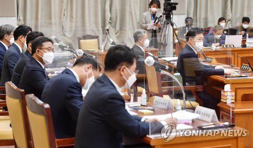 질의 받는 김오수 검찰총장(서울=연합뉴스) 김오수 검찰총장이 18일 서울 서초동 대검찰청에서 열린 국회 법제사법위원회 대검찰청에 대한 국정감사에서 질의 받고 있다. 2021.10.18 [국회사진기자단] jeong@yna.co.kr