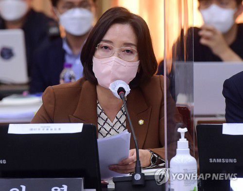 질의하는 이영 의원(서울=연합뉴스) 전수영 기자 = 이영 국민의힘 의원이 18일 경기도청에서 열린 국회 행정안전위원회의 경기도에 대 한 국정감사에서 이재명 경기지사에게 질의하고 있다. 2021.10.18 [국회사진기자단] swimer@yna.co.kr