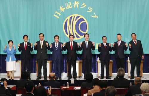 (도쿄 교도=연합뉴스) 일본 중의원 선거(총선)에 참여하는 9개 정당 대표들이 18일 일본기자클럽에서 당수 토론회에 앞서 기념사진을 찍고 있다. 왼쪽부터 후쿠시마 미즈호 사회당 당수, 다마키 유이치로 국민민주당 대표, 시이 가즈오 일본공산당 위원장, 에다노 유키오 입헌민주당 대표, 기시다 후미오 자민당 총재(총리), 야마구치 나쓰오 공명당 대표, 마쓰이 이치로 일본유신회 대표、야마모토 다로 레이와신센구미 대표, 다치바나 다카시 'NHK와 재판하는 당 변호사법 72조 위반' 대표.