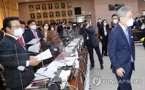 오전 국감 마친 이재명(수원=연합뉴스) 홍기원 기자 = 더불어민주당 대선 후보인 이재명 경기도지사가 18일 경기도 수원시 경기도청에서 열린 국회 행정안전위원회의 경기도에 대한 국정감사에서 오전 질의가 끝나고 국민의힘 김용판 의원과 논쟁을 벌인 후 이동하고 있다. 2021.10.18 [경기사진공동취재단] xanadu@yna.co.kr