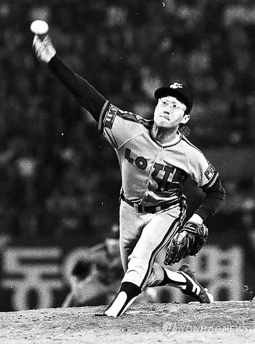 1984년 한국시리즈 7차전에서 완투승을 거둔 최동원[연합뉴스 자료사진]