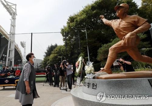 10주기 추모행사에 참석한 최동원 모친 김정자 여사[연합뉴스 자료사진]