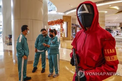 '오징어게임' 복장으로 분장한 자카르타 롯데쇼핑 애비뉴 직원들[EPA=연합뉴스]