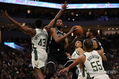 돌파하는 케빈 듀랜트[게티이미지/AFP=연합뉴스]