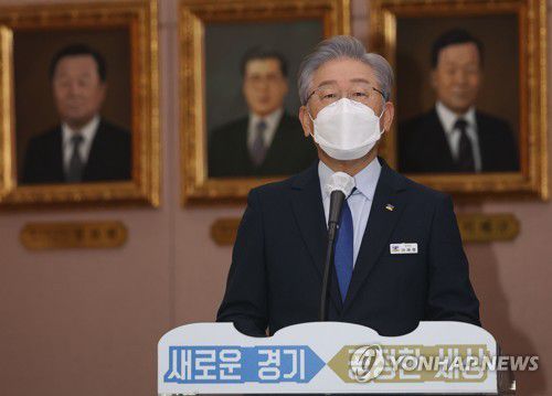 업무보고하는 이재명 경기도지사(수원=연합뉴스) 이재명 경기도지사가 20일 경기도 수원시 팔달구 경기도청에서 열린 국회 국토교통위원회의 경기도청에 대한 국정감사에서 업무보고하고 있다. 2021.10.20 [국회사진기자단] toadboy@yna.co.kr