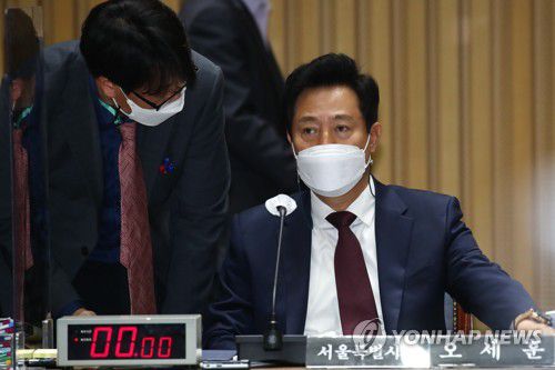 국토위 국감 출석한 오세훈 서울시장(서울=연합뉴스) 오세훈 서울시장이 20일 서울시청에서 열린 국회 국토교통위원회 서울시 국정감사에 출석하고 있다. 2021.10.20 [국회사진기자단] jeong@yna.co.kr
