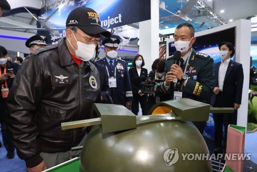 국방부 전시장 관람하는 문재인 대통령(성남=연합뉴스) 최재구 기자 = 문재인 대통령이 20일 경기도 성남시 서울공항에서 열린 2021 서울 국제 항공우주 및 방위산업 전시회에서 합동참모본부 이임수 대령의 안내를 받으며 국방부 전시장을 관람하고 있다. 2021.10.20 jjaeck9@yna.co.kr
