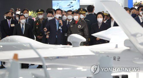 KAI 전시장 관람하는 문재인 대통령(성남=연합뉴스) 최재구 기자 = 문재인 대통령이 20일 경기도 성남시 서울공항에서 열린 2021 서울 국제 항공우주 및 방위산업 전시회에서 김형준 총괄부사장의 안내를 받으며 한국항공우주산업 전시장을 관람하고 있다. 2021.10.20 jjaeck9@yna.co.kr