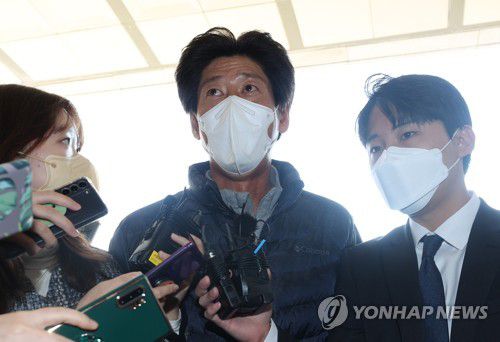 검찰 출석한 남욱 변호사(서울=연합뉴스) 이지은 기자 = 대장동 개발 로비·특혜 의혹 사건의 핵심 인물인 남욱 변호사가 20일 오후 서울 서초구 서울중앙지검에 조사받기 위해 출석해 취재진의 질문을 듣고 있다. 2021.10.20 jieunlee@yna.co.kr