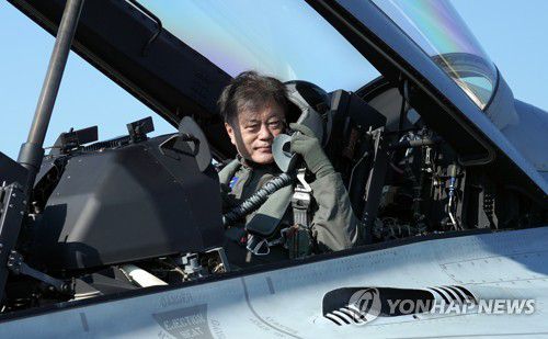 FA-50 탑승해 행사장 들어서는 문 대통령(성남=연합뉴스) 최재구 기자 = 문재인 대통령이 20일 경기도 성남시 서울공항에서 열린 2021 서울 국제 항공우주 및 방위산업 전시회 기념식에 FA-50 경공격기를 타고 참석하고 있다. 2021.10.20 jjaeck9@yna.co.kr