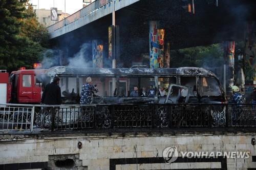 연쇄 폭탄테러로 파괴된 시리아 정부군 병력 호송 버스 (다마스쿠스 AP=연합뉴스) 20일(현지시각) 오전 시리아 수도 다마스쿠스에서 정부군 호송 버스를 노린 연쇄 폭탄 테러로 적어도 14명이 숨졌다. 2021. 10. 20 photo@yna.co.kr