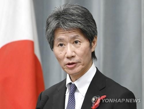 기자회견 하는 이소자키 요시히코 일본 관방부(副)장관. [교도=연합뉴스 자료사진]