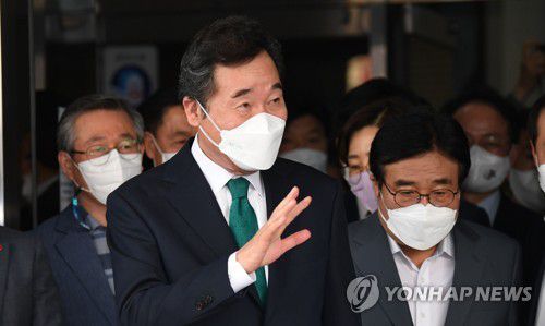 지지자들에게 인사하는 이낙연 전 대표(서울=연합뉴스) 하사헌 기자 = 더불어민주당 이낙연 전 대표가 14일 서울 여의도 대산빌딩에서 열린 이낙연 필연캠프 해단식을 마친 뒤 지지자들에게 인사하고 있다. 2021.10.14 [국회사진기자단] toadboy@yna.co.kr