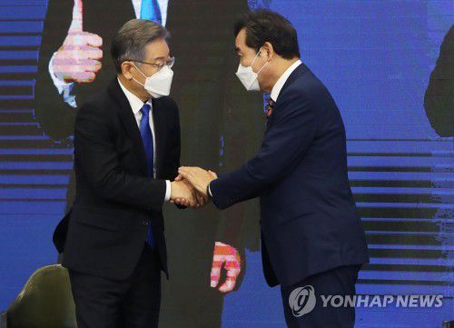 악수하는 이재명-이낙연(수원=연합뉴스) 홍기원 기자 = 더불어민주당 이재명(왼쪽), 이낙연 대선 경선 후보가 9일 오후 경기도 수원시 영통구 수원컨벤션센터에서 열린 경기 합동연설회에서 결과 발표 후 악수하고 있다. 2021.10.9 xanadu@yna.co.kr