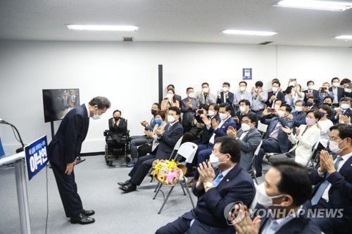'필연캠프' 해단식에서 인사하는 이낙연 전 대표(서울=연합뉴스) 더불어민주당 이낙연 전 대표가 지난 14일 서울 여의도 대산빌딩에서 열린 이낙연 필연캠프 해단식에서 참석자들에게 인사하고 있다. 2021.10.14 [이낙연 캠프 제공. 재판매 및 DB 금지] toadboy@yna.co.kr