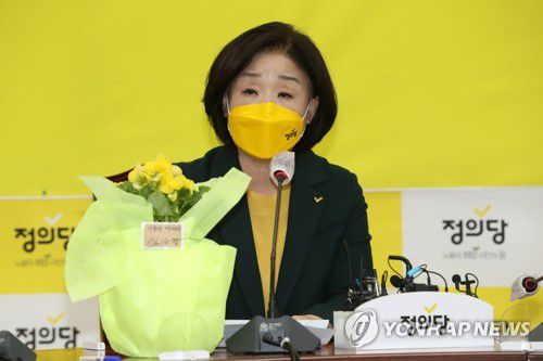 발언하는 정의당 심상정 대선 후보(서울=연합뉴스) 안정원 기자 = 21일 서울 여의도 국회에서 열린 정의당 창당 9주년 기념식에서 심상정 대선 후보가 인사말을 하고 있다. 2021.10.21 jeong@yna.co.kr