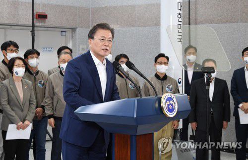 대국민 메시지 발표하는 문재인 대통령(고흥=연합뉴스) 최재구 기자 = 문재인 대통령이 21일 오후 한국형 발사체 '누리호(KSLV-2)'의 발사 참관을 마치고 전남 고흥 나로우주센터 발사통제동에서 대국민 메시지를 발표하고 있다. 2021.10.21 jjaeck9@yna.co.kr