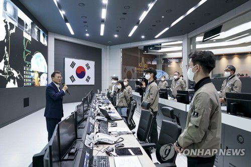 연구원 격려하는 문재인 대통령(고흥=연합뉴스) 최재구 기자 = 문재인 대통령이 21일 오후 한국형 발사체 '누리호(KSLV-2)'의 발사 참관을 마치고 전남 고흥 나로우주센터 발사통제관리실을 찾아 연구원들을 격려하고 있다.  2021.10.21 jjaeck9@yna.co.kr
