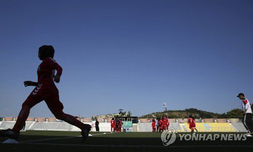 2014년 아프가니스탄 여자 축구 선수들의 훈련 모습. [AP=연합뉴스]