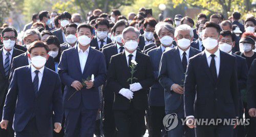 이재명 후보, 노무현 대통령 묘역 참배(김해=연합뉴스) 김동민 기자 = 더불어민주당 대선 후보인 이재명 경기도지사가 22일 오후 경남 김해시 진영읍 봉하마을 노무현 전 대통령 묘역을 참배하고 있다. 2021.10.22 image@yna.co.kr