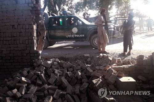 폭탄 테러 현장을 조사하는 탈레반 대원 (카불 AP=연합뉴스) 아프가니스탄 수도 카불 동부에서 23일(현지시각) 도로변 폭탄 테러로 2명이 숨지고 4명이 부상했다. 탈레반 대원이 테러 현장을 조사 중이다. 2021. 10. 23 photo@yna.co.kr