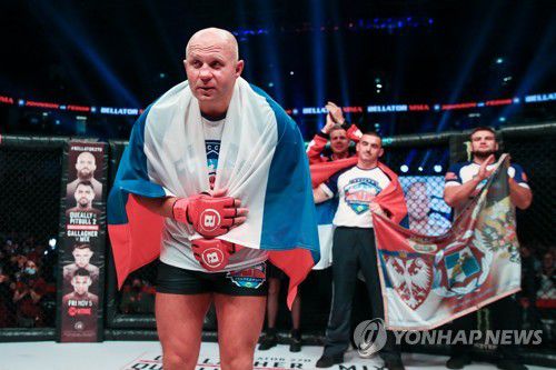 홈팬들 환호에 답례하는 표도르[타스=연합뉴스]