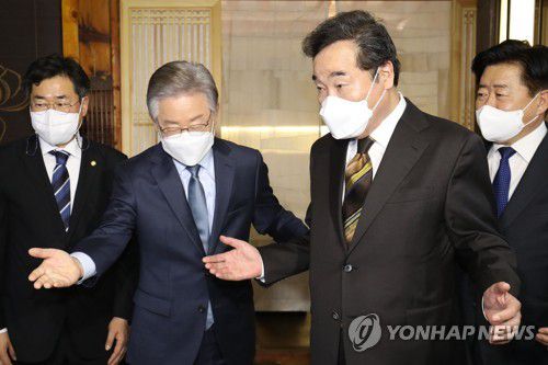 회동하는 민주당 이재명-이낙연(서울=연합뉴스) 더불어민주당 대선 후보인 이재명 경기도지사와 이낙연 전 대표가 24일 오후 서울 종로구 안국동 한 찻집에서 경선 이후 첫 회동을 하고 있다. 2021.10.24 [국회사진기자단] jeong@yna.co.kr