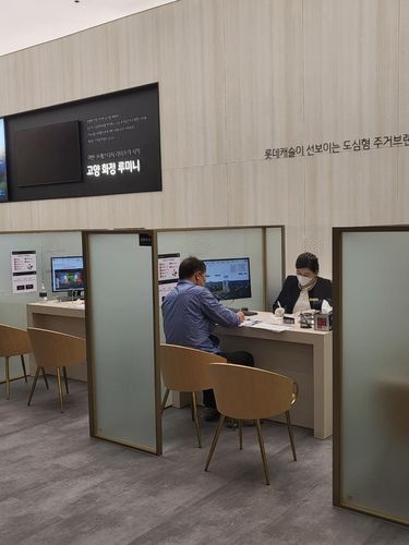 고양 화정 루미나 오피스텔 모델하우스에서 방문객이 분양 상담을 하는 모습.  [롯데건설 제공. 재판매 및 DB 금지]