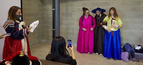 이탈리아인들의 한복 체험(밀라노=연합뉴스) 24일(현지시간) 한국주간 행사에서 이탈리아인들이 한복을 입고 기념사진을 찍고 있다. 2021.10.25. [주밀라노 총영사관 제공. 재판매 및 DB 금지] photo@yna.co.kr