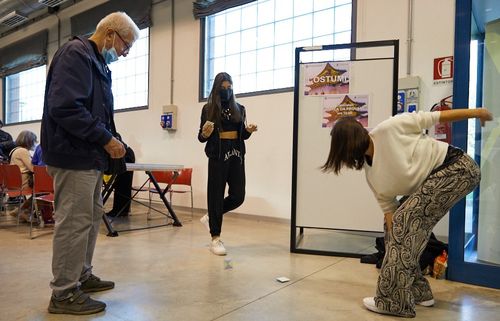 '딱지 치기' 체험 (밀라노=연합뉴스) 24일(현지시간) 한국주간 행사의 전통놀이 체험에서 딱지치기를 하는 현지인들. 2021.10.25. [주밀라노 총영사관 제공. 재판매 및 DB 금지] photo@yna.co.kr