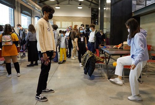 제기차기 체험(밀라노=연합뉴스) 24일(현지시간) 한국 전통놀이 체험 코너에서 제기차기를 하며 즐거운 시간을 보내는 이탈리아 현지인들. 2021.10.25. [주밀라노 총영사관 제공. 재판매 및 DB 금지] photo@yna.co.kr