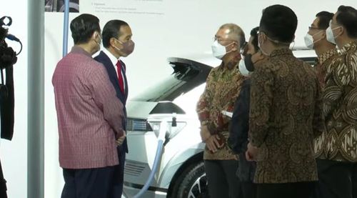 전시장 함께 돌아보는 조코위 대통령과 정의선 회장[자카르타=연합뉴스] 인도네시아 정부 유튜브 생중계 캡처.