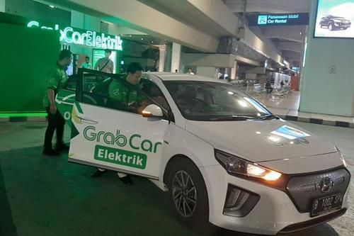 자카르타 공항과 시내 오가는 현대차 아이오닉 일렉트릭 그랩카[자카르타=연합뉴스 자료사진]