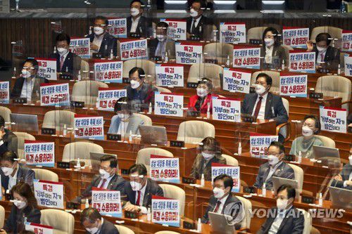 대장동 개발사업 특검 촉구하는 국민의힘(서울=연합뉴스) 안정원 기자 = 문재인 대통령이 25일 국회 본회의장에서 2022년도 예산안 시정연설을 하는 동안 국민의힘 의원들 자리에 대장동 개발사업 특검 촉구 손팻말이 놓여있다. 2021.10.25 [국회사진기자단] jeong@yna.co.kr