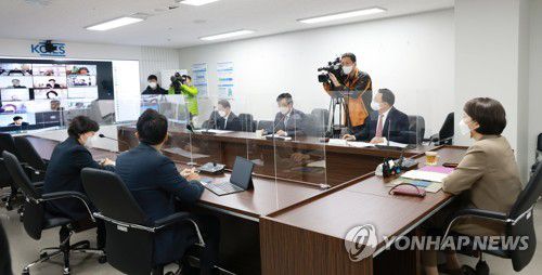 제2차 교육회복지원위원회 회의(서울=연합뉴스) 유은혜 사회부총리 겸 교육부 장관(맨 오른쪽)이 25일 오후 서울 영등포구 한국교육시설안전원에서 화상 방식으로 개최된 제2차 교육회복지원위원회 회의에서 인사말을 하고 있다. 2021.10.25      [교육부 제공. 재판매 및 DB 금지] photo@yna.co.kr