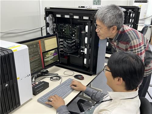 자율주행용 객체 분할 기술을 시연하는 ETRI 연구팀[ETRI 제공. 재판매 및 DB 금지]