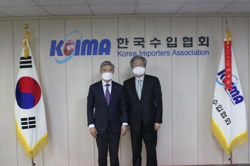 홍광희 회장과 김해용 사무총장이 기념촬영을 하고 있다.[한-아세안센터 제공]