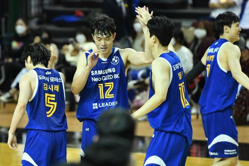 팀 승리를 기뻐하는 삼성 배수용(12번)[KBL 제공. 재판매 및 DB 금지]